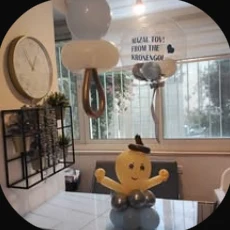 תינוק מחזיק בלון בהקדשה אישית
