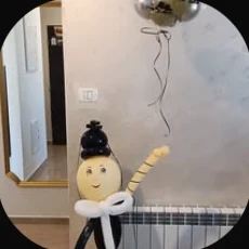 ילד בר מצווה מחזיק בלון
