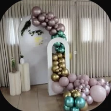 עמדת צילום נשפכת מתוך שער בת מצווה