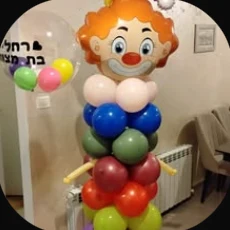 ליצן מחזיק בלון בועה